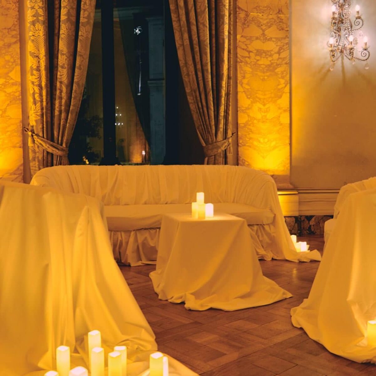 Area lounge con candele e tessili chiari per evento fashion a Roma