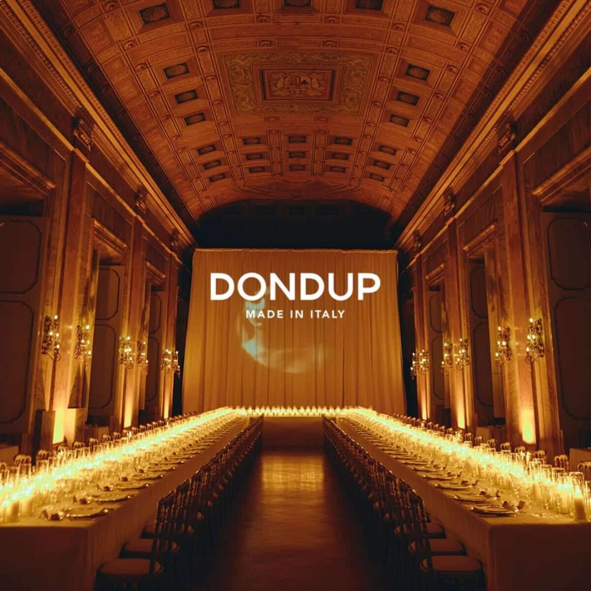 Proiezione Dondup nella sala storica dell'evento con Achille Lauro