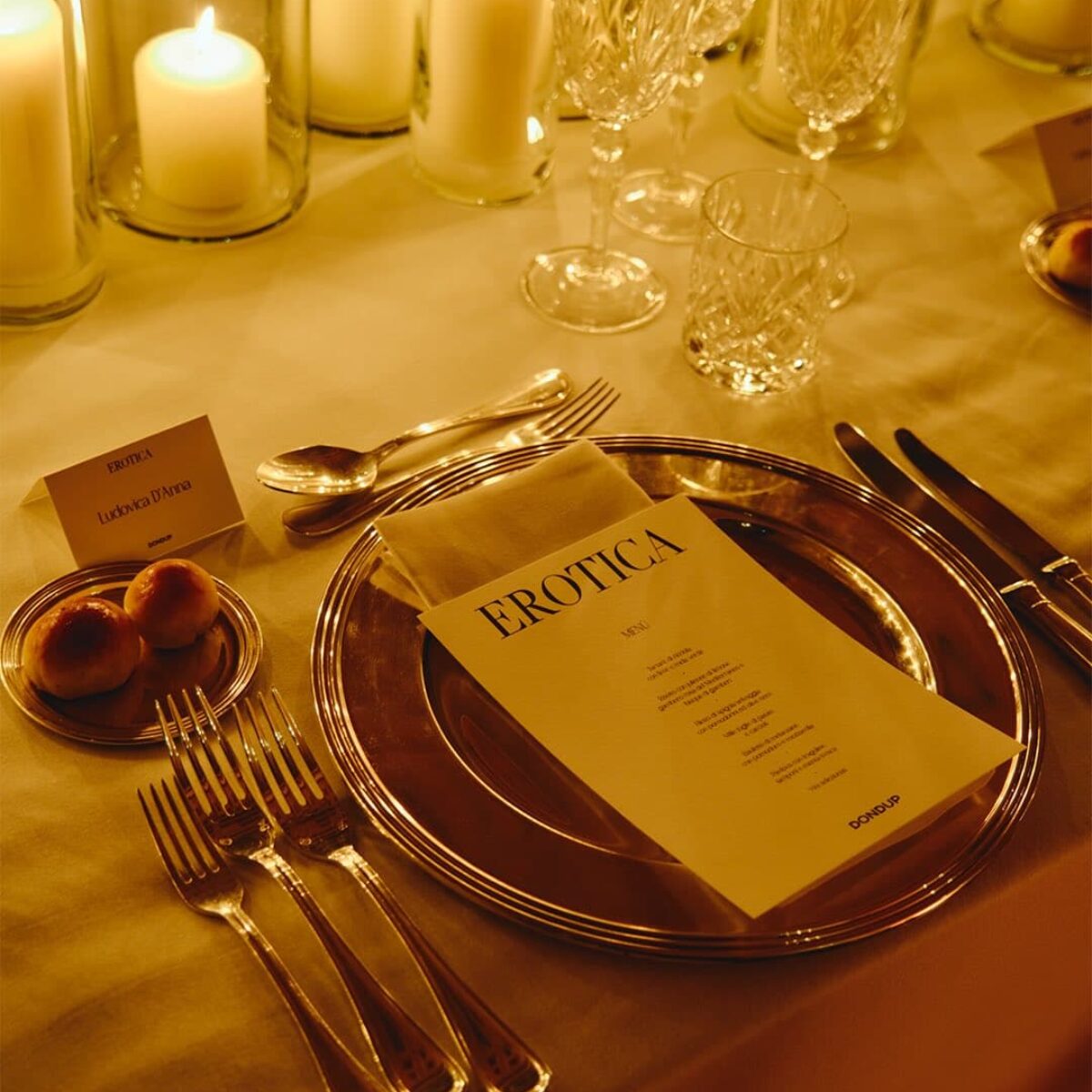 Mise en place della cena Dondup x Achille Lauro a Roma