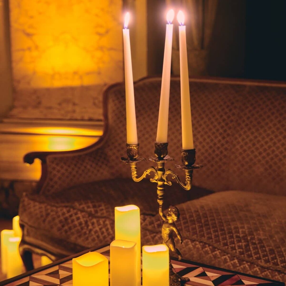 Dettaglio candlelight in una sala storica per evento moda