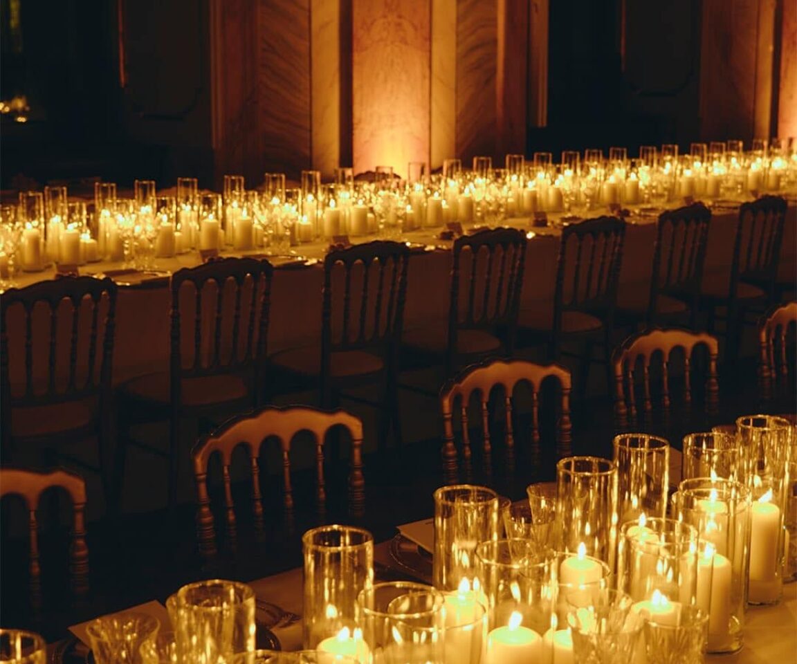 Tavola illuminata da candele per evento fashion luxury a Roma