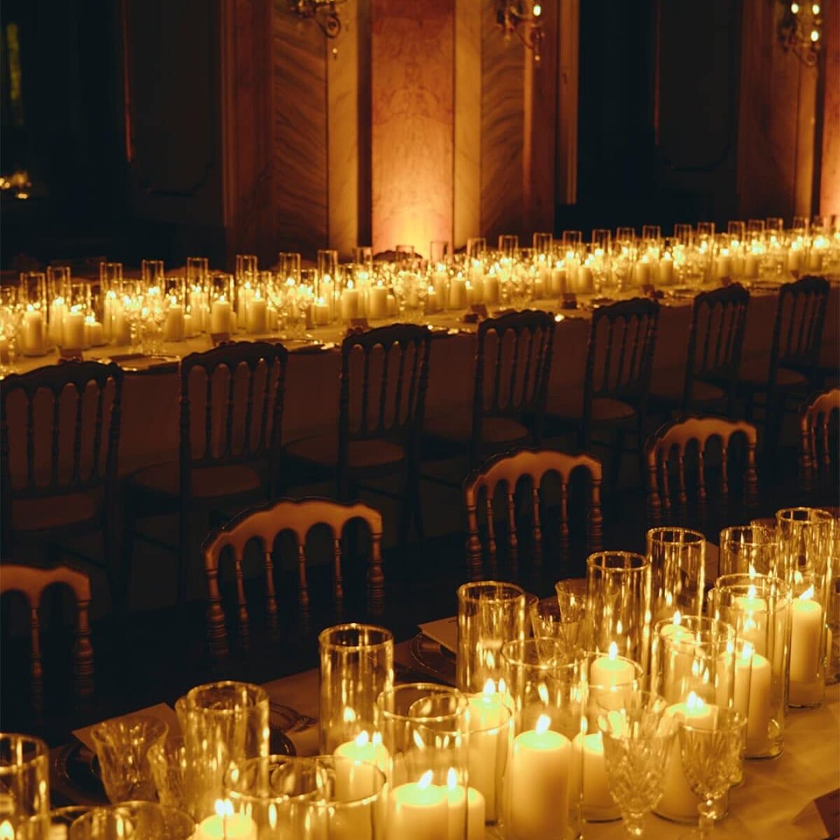 Tavola illuminata da candele per evento fashion luxury a Roma