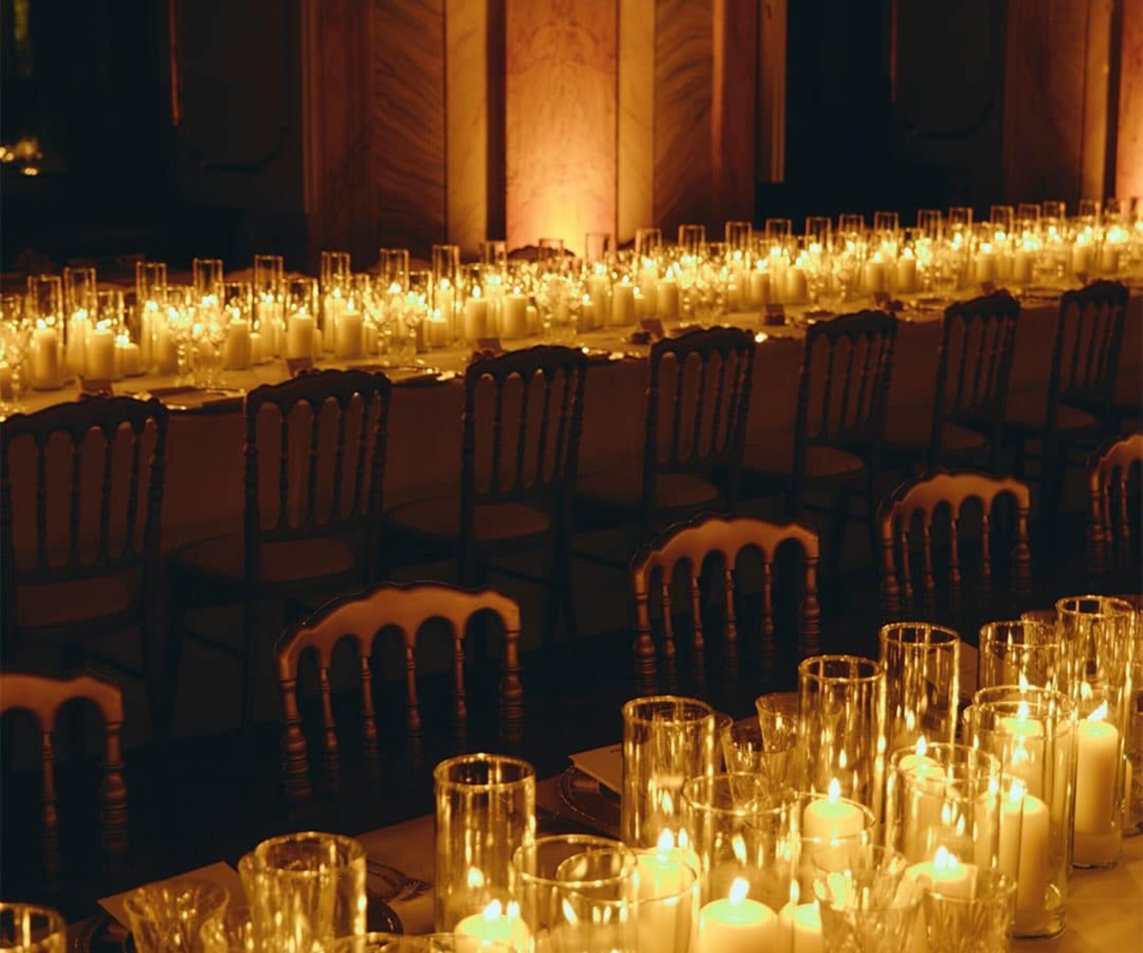 Tavola illuminata da candele per evento fashion luxury a Roma