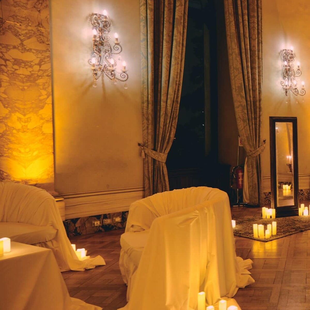 Allestimento lounge in dimora storica per evento Dondup