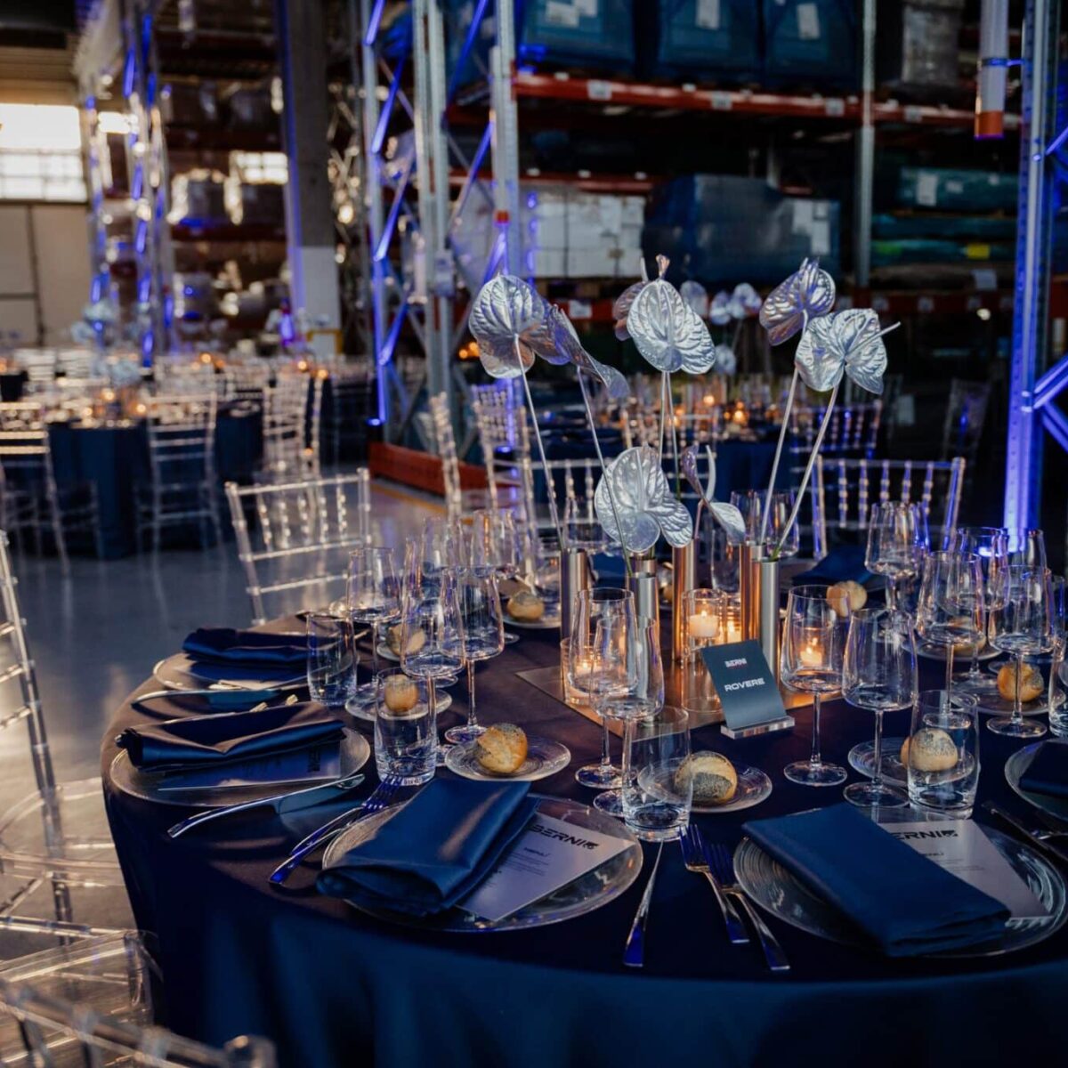 Mise en place della cena di gala Berni nei magazzini
